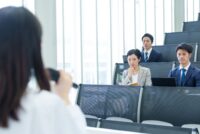 この記事では、学会の聴講について解説していきます。学会参加の意義、学会は聞くだけでも大丈夫？、学会発表を聞くメリット、どんな学術研究者がいるかわかる、学術研究のヒントが得られる、発表をする時に備えて未然に対策ができる、聞くだけでも学会参加を最大限自分の糧にする方法、どんな問題意識があるのかを把握する、などについてご案内。